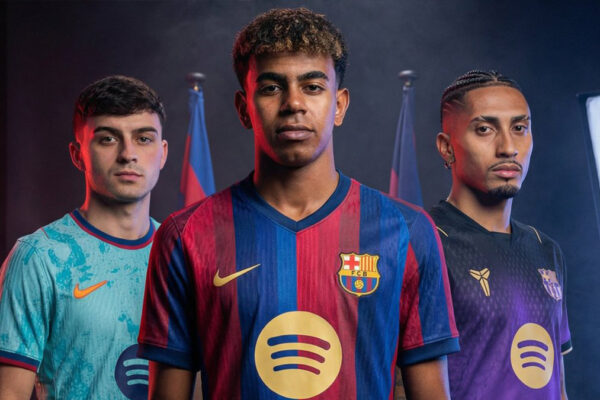 Les trois maillots officiels du FC Barcelone pour la saison 2025-2026 présentés par Nike