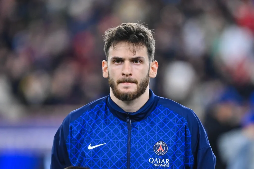 Khvicha Kvaratskhelia en action sous le maillot du Paris Saint-Germain