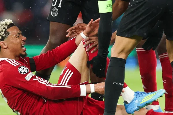 Hugo Ekitike en pleurs durant le match Liverpool - PSG