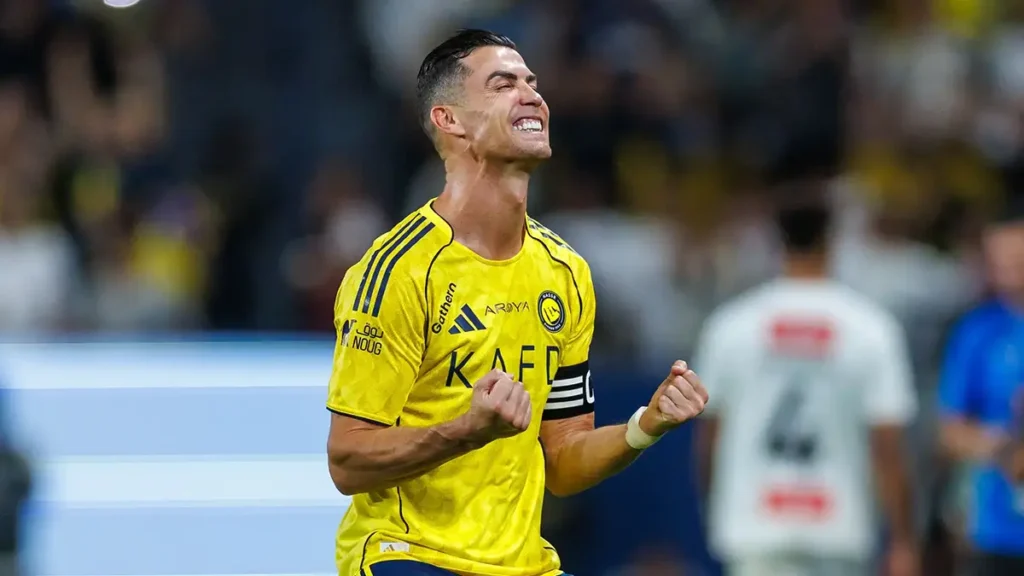 Ronaldo donne son maillot à l'adversaire