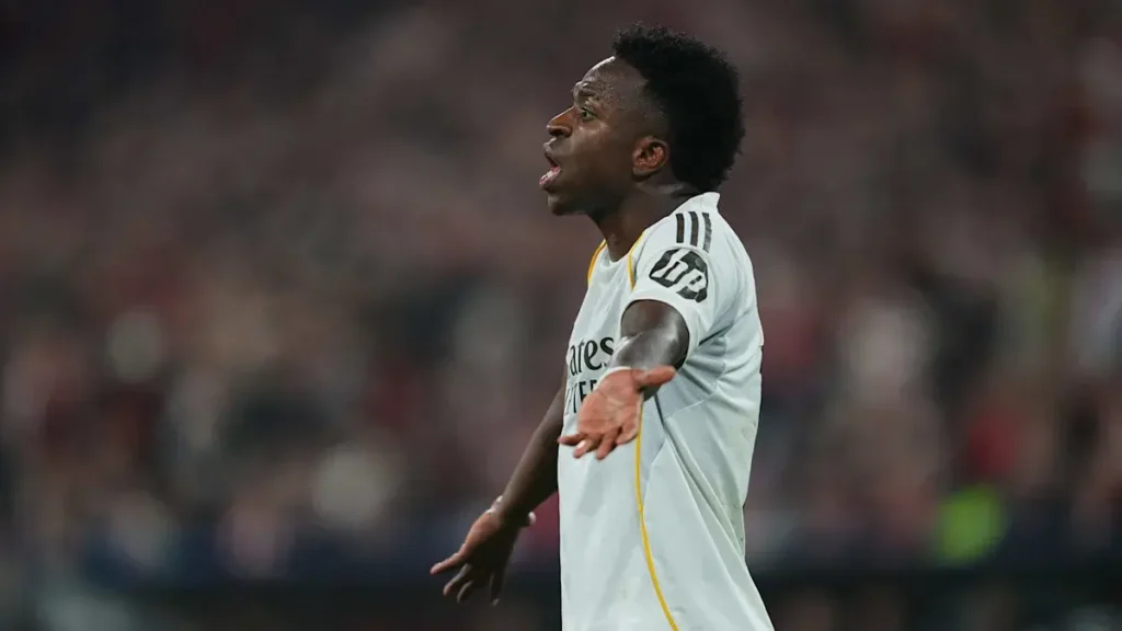 Vinicius Jr en clash avec Bellingham durant le match Bayern Real Madrid en Ligue des Champions