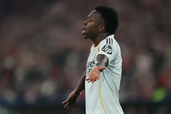 Vinicius Jr en clash avec Bellingham durant le match Bayern Real Madrid en Ligue des Champions