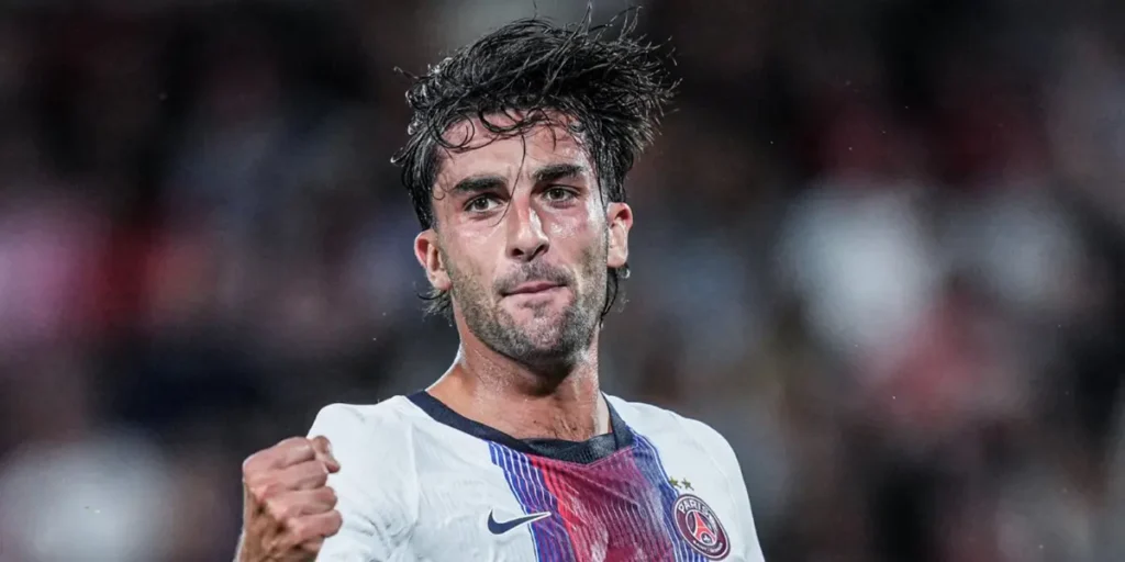 Ferran Torres célèbre son but avec le PSG face à Rennes