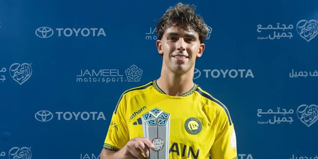 João Félix élu homme du match avec Al-Nassr, trophée en main