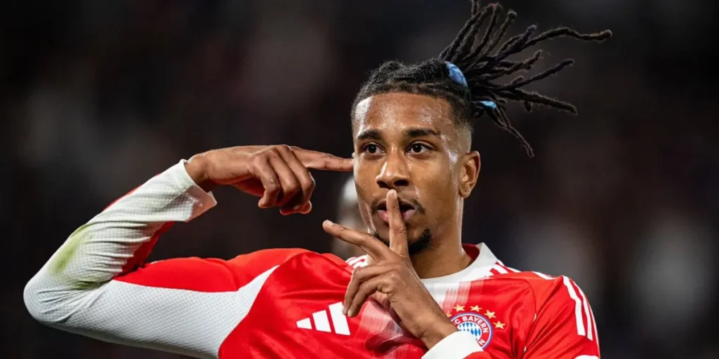 Michael Olise célèbre son premier but de la saison avec le Bayern Munich