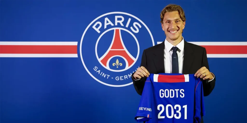 Mika Godts signe au PSG jusqu'en 2031