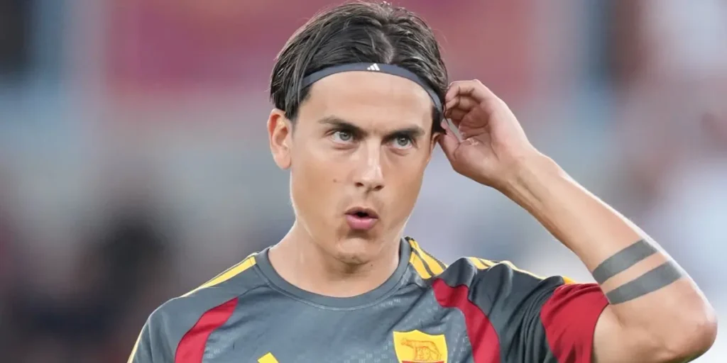 Paulo Dybala célèbre une passe décisive avec l'AS Roma