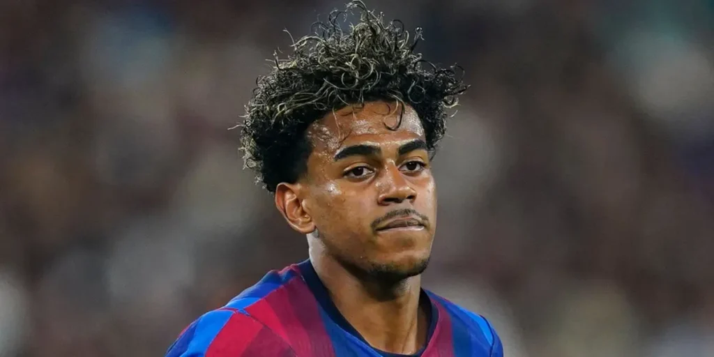 Lamine Yamal portant le brassard de capitaine du FC Barcelone