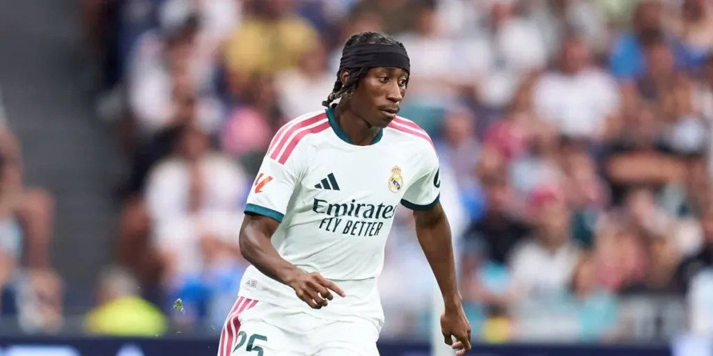 Yan Diomandé lors d'un entraînement du Real Madrid aux côtés de Vinicius Jr et Kylian Mbappé